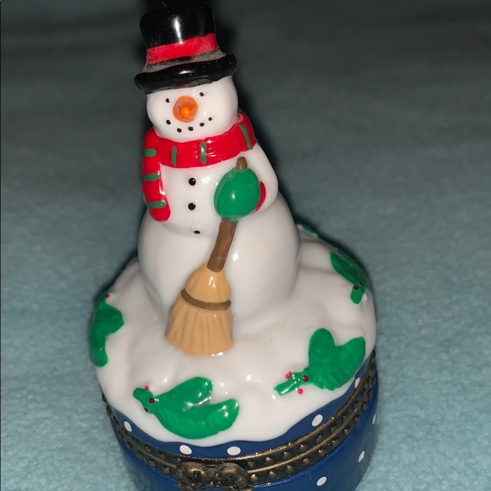 Christmas decoration that opens mini tree inside.